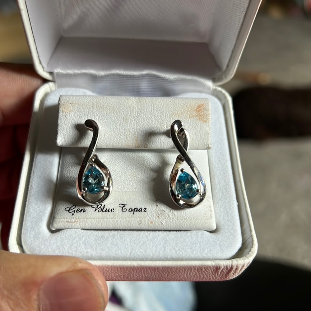 Gen blue topaz earrings NWOT